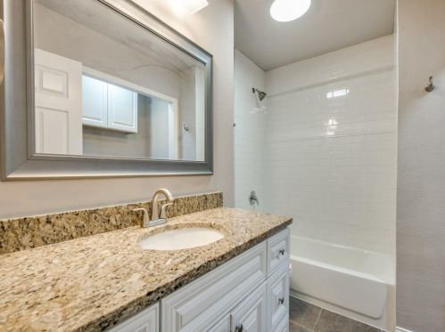 2013 Canterbury St, Irving TX 75062-3550 exterior