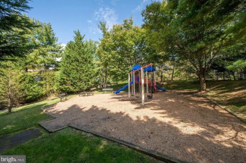 9400 Fox Hollow Dr, Rockville MD 20854-2083 exterior