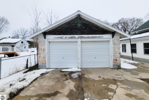 101 Orch Ave, Shepherd MI 48883-9106 exterior