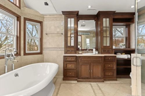 80 Indian Harbor Dr, Greenwich CT 06830-7148 exterior