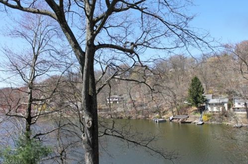 46 River Styx Rd, Hopatcong NJ 07843-1827 exterior