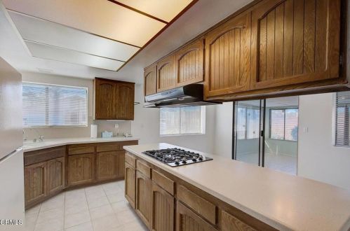 1041 Kumquat Pl, Oxnard CA 93036-1533 exterior