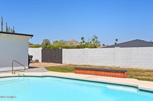 2524 Beryl Ave, Phoenix AZ  85028-3715 exterior