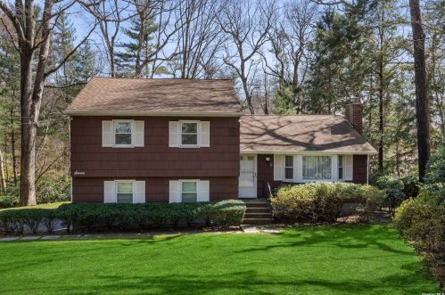 7 Blue Spruce Ln, Huntington Station, NY 11746-7703