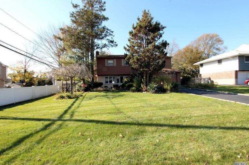 2 Crabapple Ln, Commack NY 11725-2404 exterior