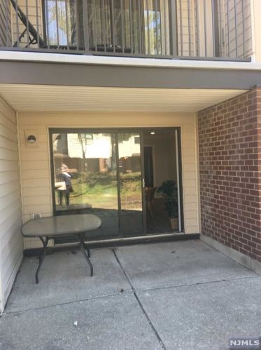 7 Millay Ct, Teaneck NJ 07666-6485 exterior