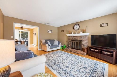 9 Hampden Pl, Windsor, CT 06095-1477