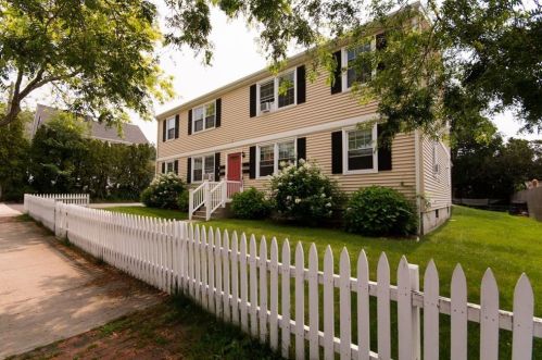 45 Hammond St, Middletown RI 02840-4034 exterior