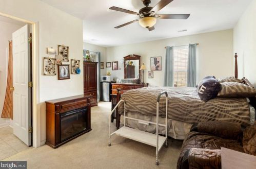 37 Louvain Dr, Hanover PA 17331-8696 exterior