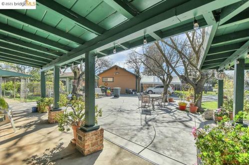 2884 Ln Dr, Concord CA 94518-2106 exterior