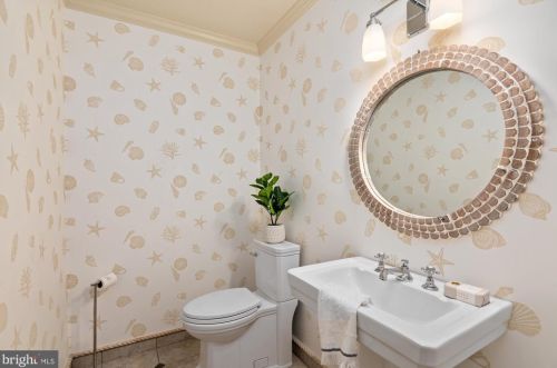 10017 Carmelita Dr, Rockville MD 20854-4247 exterior