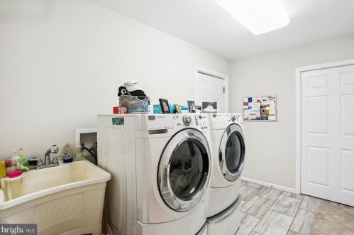 18052 Ml Crk Dr, Rockville MD 20855-1000 exterior