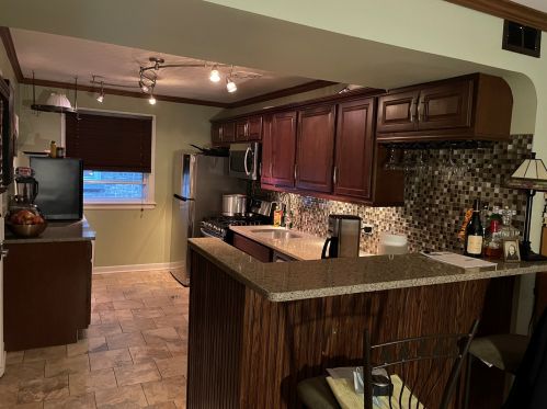 10506 Artesian Ave, Chicago, IL 60655-1122