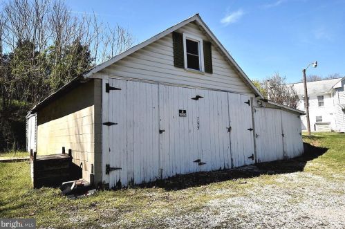 795 Abbottstown Pike, Hanover PA 17331-8235 exterior