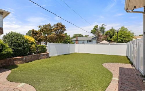 2 Furth Rd, Valley Stream NY 11581-2531 exterior