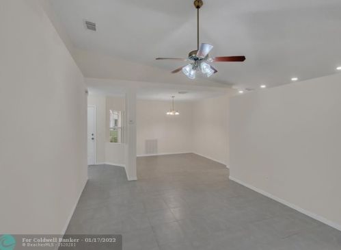 5777 Travelers Way, Fort Pierce FL 34982-4051 exterior