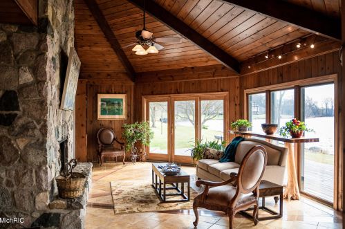 4206 Lake Forest Dr, Kalamazoo, MI 49008-3315