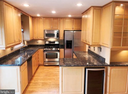 7109 Captains Cove Ct, Alexandria VA  22315-4219 exterior