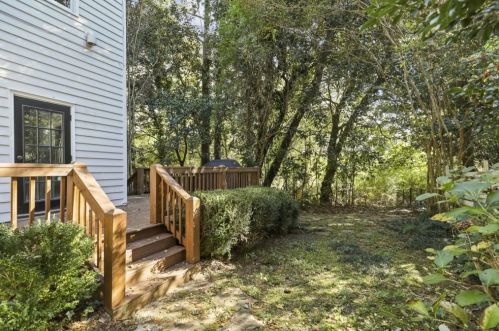 1386 Hanover West Dr, Atlanta GA 30327-1139 exterior