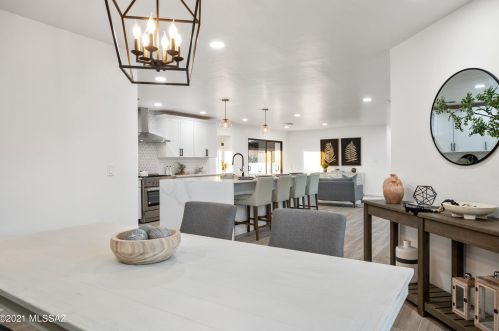 6611 Swan Rd, Tucson AZ 85718-5433 exterior