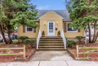 117 Lakeside St, Madison, WI 53715-2027