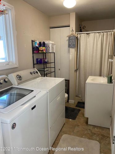 6 Hollywood Blvd, Lacey NJ 08731-4812 exterior