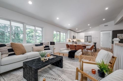 1639 Crestline Dr, Atlanta GA  30345-3820 exterior