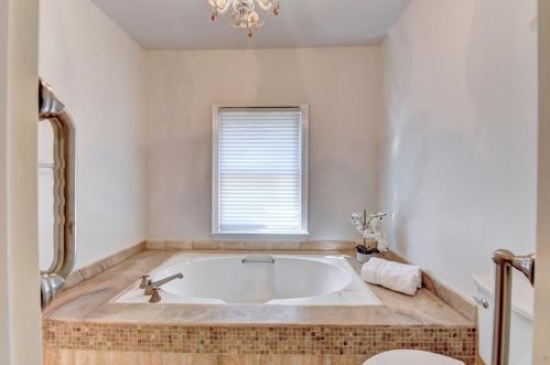 2470 Brookhaven Pl, Atlanta GA 30319-3018 exterior