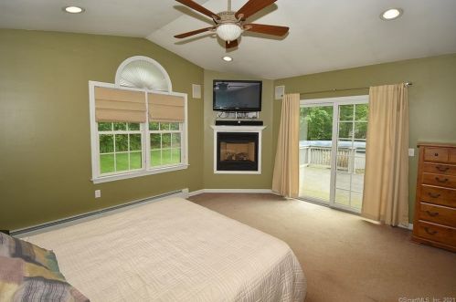 4 Autumn Dr, Enfield CT 06082-6236 exterior