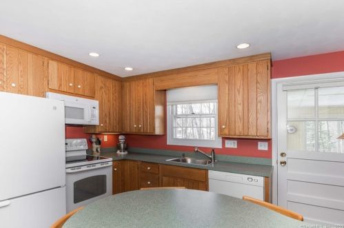 47 Lexton Dr, Farmington CT 06032-2412 exterior