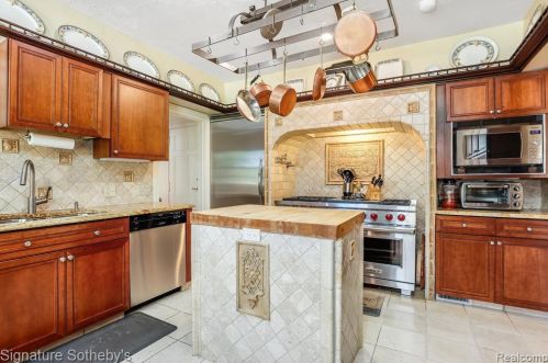 2703 Pointe Tremble Rd, Algonac MI 48001-4255 exterior