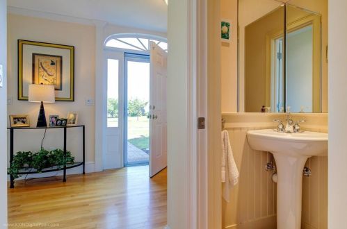 414 Corey Ln, Middletown RI 02842-5659 exterior