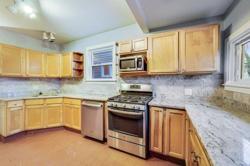 1832 Estes Ave, Chicago IL 60645-2904 exterior