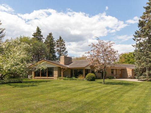 2565 Hunt Club Cir, Milwaukee WI 53209-1867 exterior