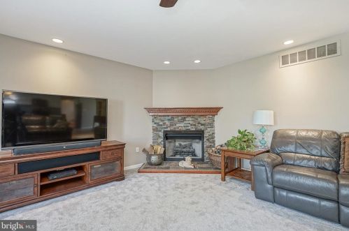 317 Kraft Ct, Camden NJ 08107-1075 exterior