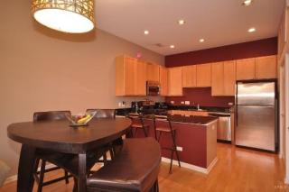 625 Oak St, Chicago IL  60610-7299 exterior