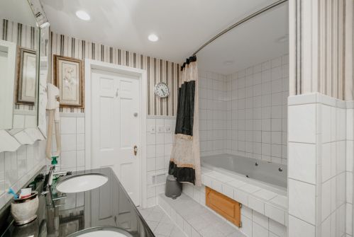 5630 Cullom Ave, Chicago IL 60634-1700 exterior