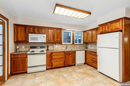 302 Englewood Ave, Teaneck NJ 07666-6039 exterior