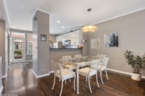 638 Oak St, Chicago IL  60610-7298 exterior