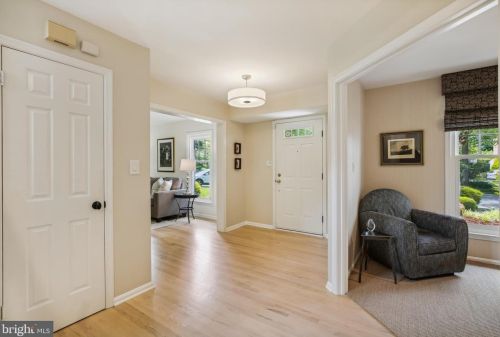 1006 Farm Haven Dr, Rockville MD 20852-4244 exterior