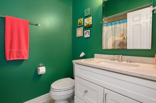 4030 Clark St, Chicago IL 60613-1302 exterior