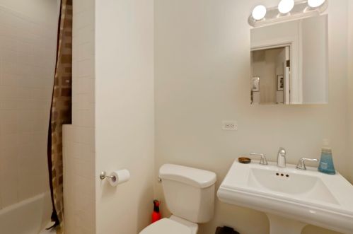 1817 Honore St, Chicago IL 60657-2007 exterior