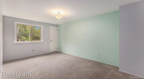 1527 Charter Oak Dr, Rochester MI 48309-2703 exterior