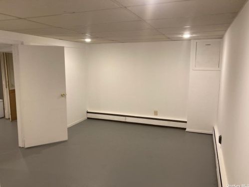 354 Amsterdam Ave, Babylon NY 11704-4922 exterior