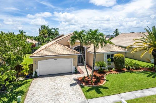 9137 Cove Point Cir, Boynton Beach FL 33472-2763 exterior