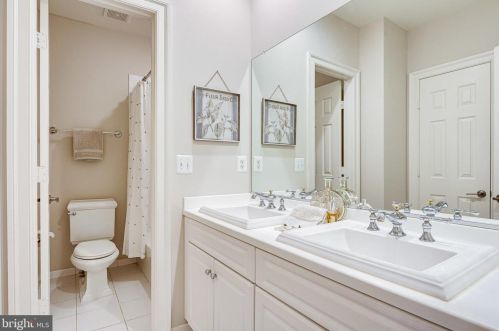 1402 Harvest Xing Dr, Mc Lean VA 22101-5650 exterior