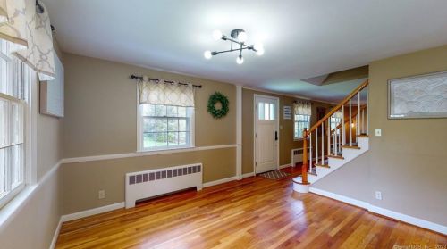 57 Knollwood Rd, Farmington CT 06032-1013 exterior