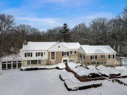 8415 Pelican Ln, Milwaukee WI 53217-2060 exterior