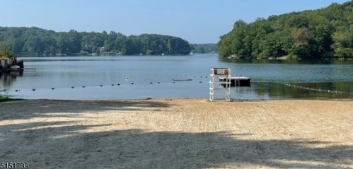 7 Brookside Dr, Rockaway NJ 07866-1029 exterior