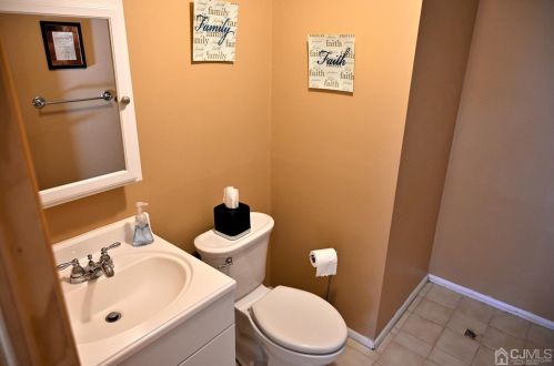 29 Oliver Ave, Edison NJ 08820-3144 exterior